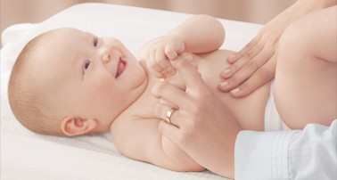 صحة طفلكي : وضع الزيوت على بشرة المواليد الجدد تمنع تماسك الجلد